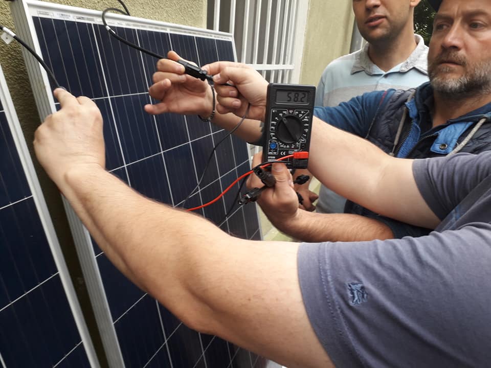 Masuram un panou fotovoltaic U=60V P=600W I=20A panou fotovoltaic.jpg