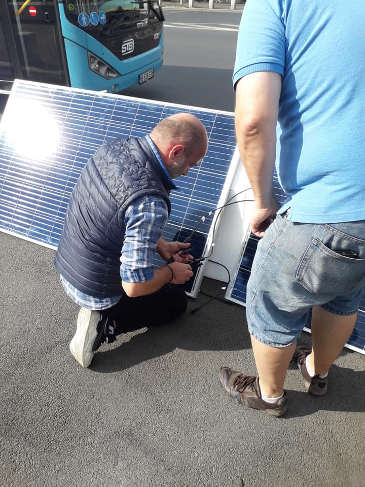 Panourile fotovoltaice legate in paralel cu conectori MC4.jpg