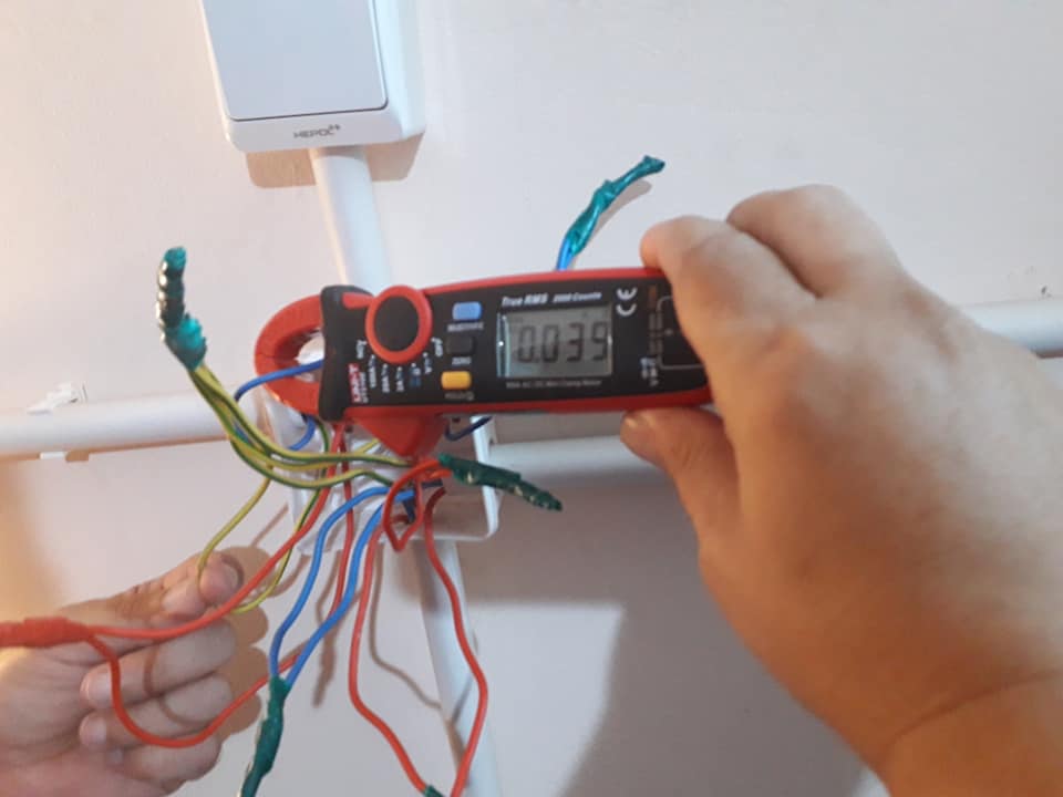 curentul absorbit de un bec led U=230V.jpg