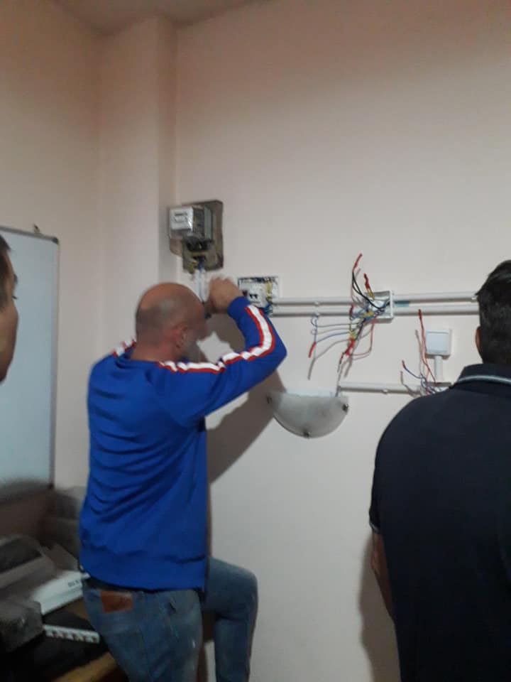 Vasile echipeaza primul tablou electric .jpg