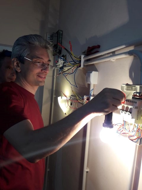 Am aprins prima lampa U=230V.jpg