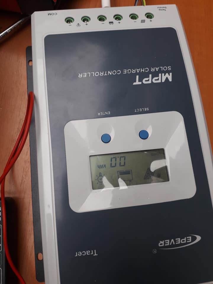 controlerul incarca acumulatorii U=28,4V.jpg