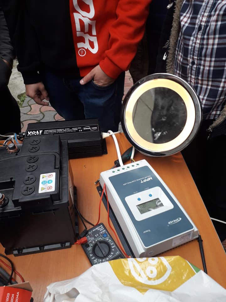 Inverterul conectat la acumulatorii cu U=27V deja aprindem primul bec U=230V.jpg