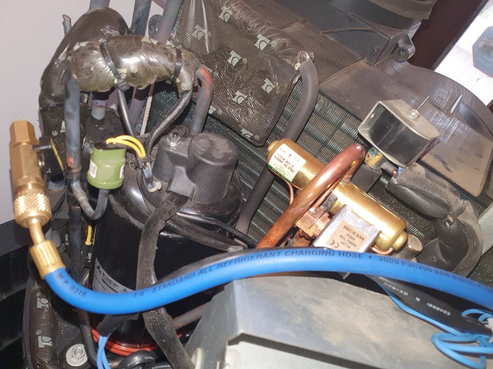 COMPRESOR SE VAD LEGATURILE ELECTRICE.jpg