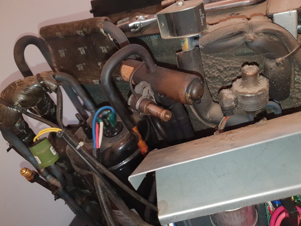 LEGATURI ELECTRICE COMPRESOR SI VANA CU 4 CAI DEFECTA ,NU MAI FUNCTIONA PIERDUSE FREONUL.jpg