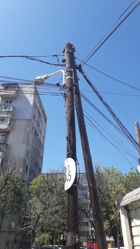 stalp de iluminat din lemn .jpg