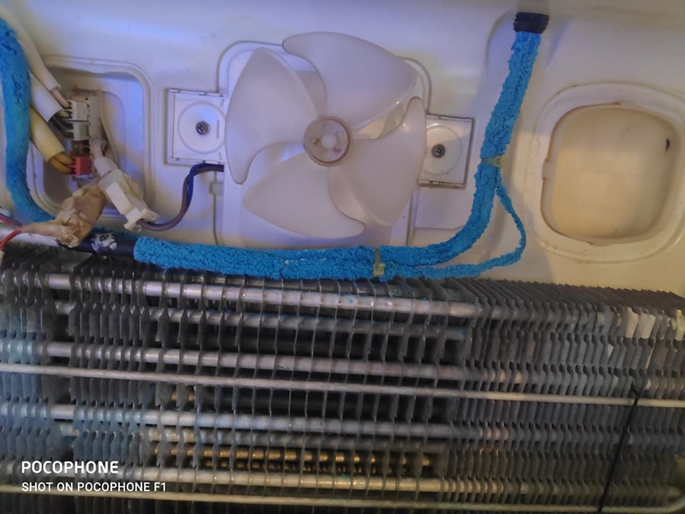 SERVISAT VITRINA CONGELARE FREON R134A.jpg