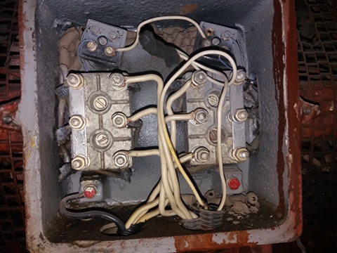 borne de legatura se vad cele 6 randuri de bobine la asincronul trifazat dubla stea.jpg