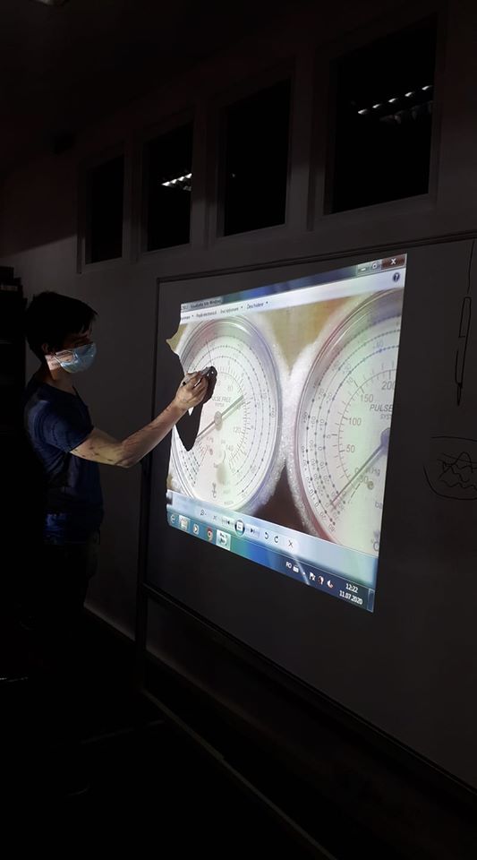 Bogdan explica functionarea bateriei de manometre freon R290A.jpg