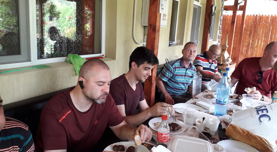 frigotehnistii in pauza de pranz .jpg