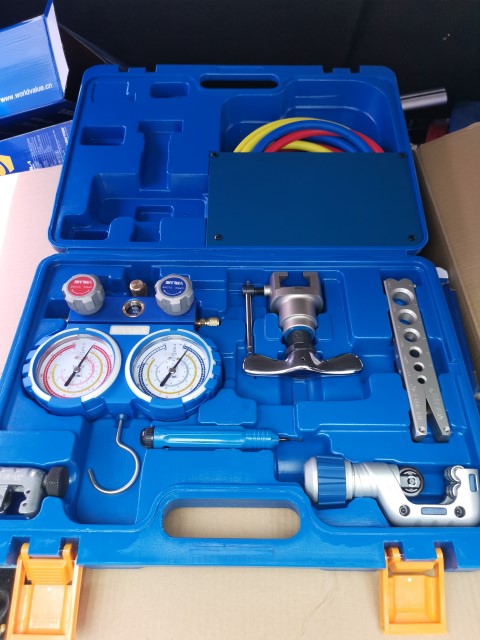 BATERIE MANOMETRE SI TRUSA CALIBRAT TEVI DE TRASEU FRIGORIFIC .jpg