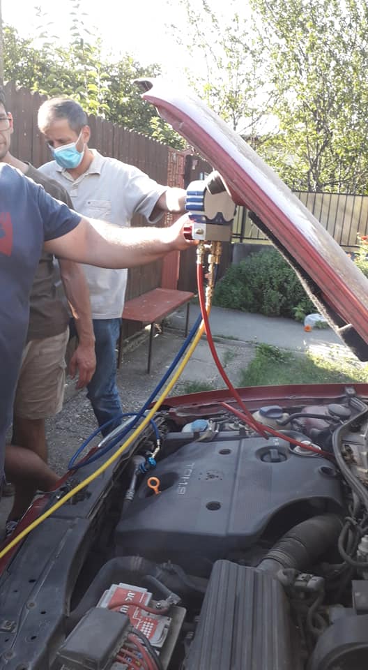 Aer conditionat auto freon R134A incarcam freonul.jpg