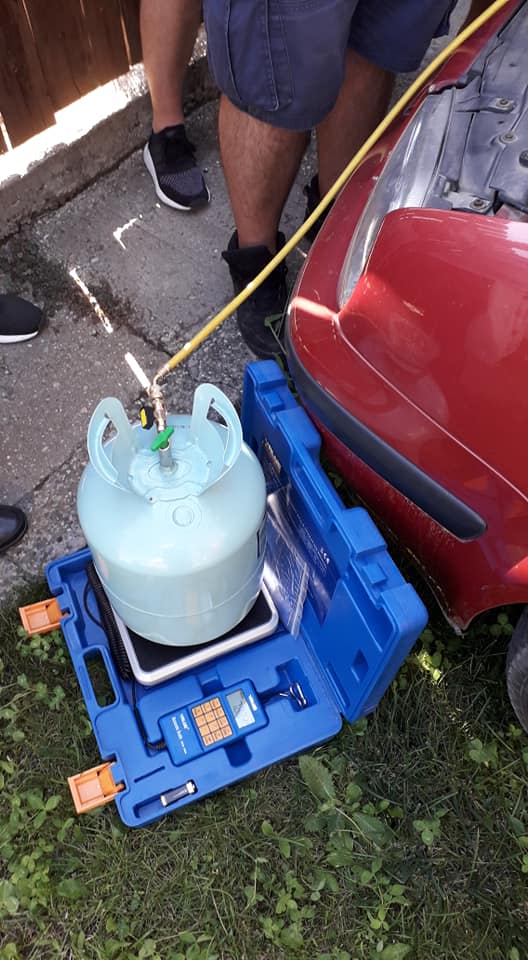 Aer conditionat auto freon R134A butelia de freon pe cantar.jpg