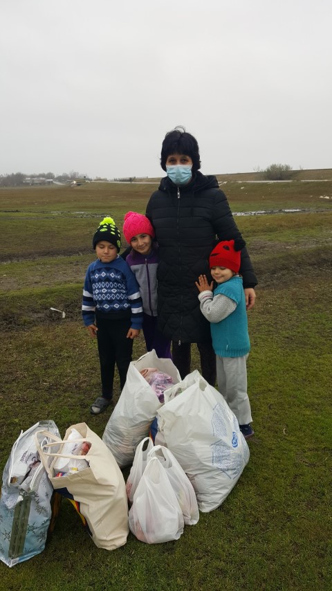 carina fetita cu pantalonii legati cu sfoara.jpg