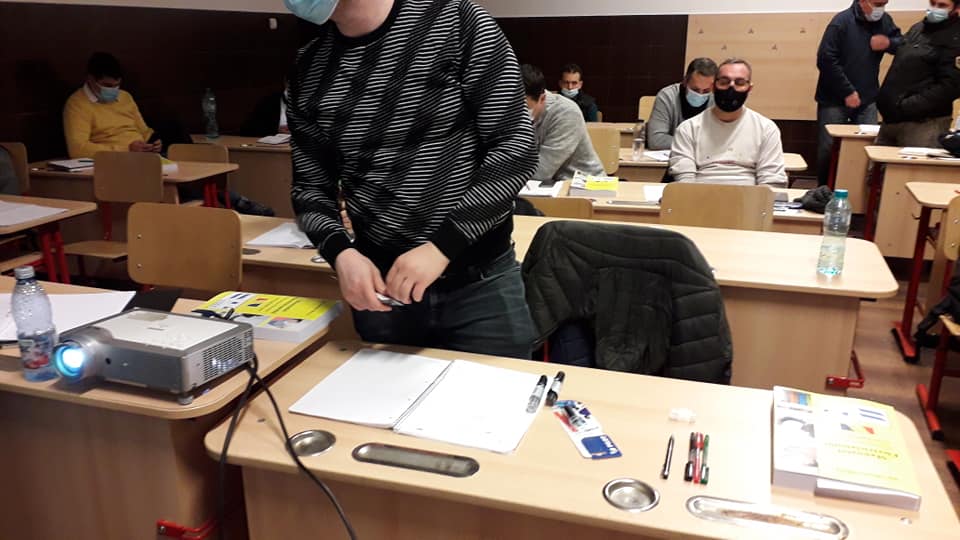 manualul galben pe banci.jpg