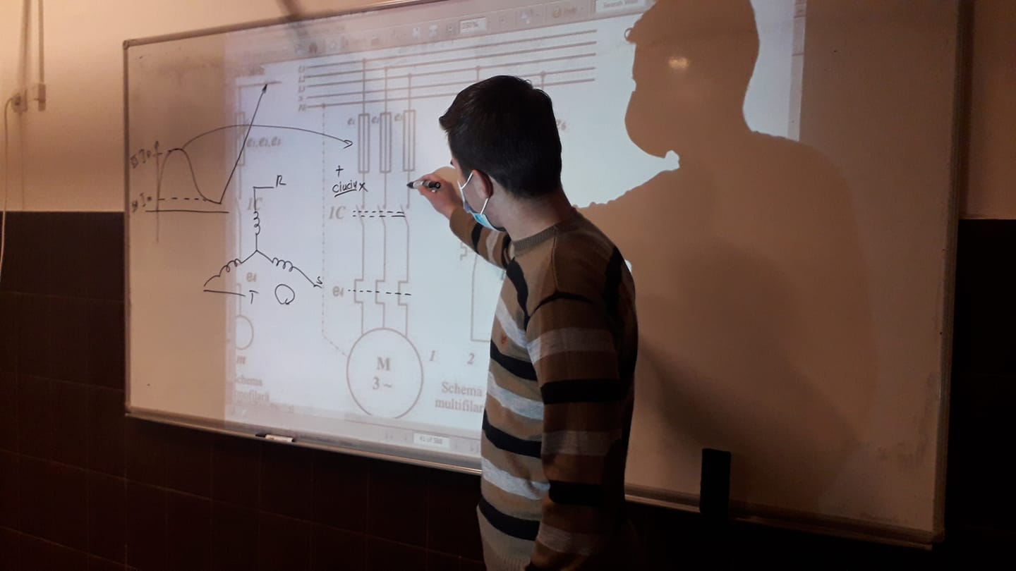 Pornire motor asincron schema de comanda si schema de forta.jpg