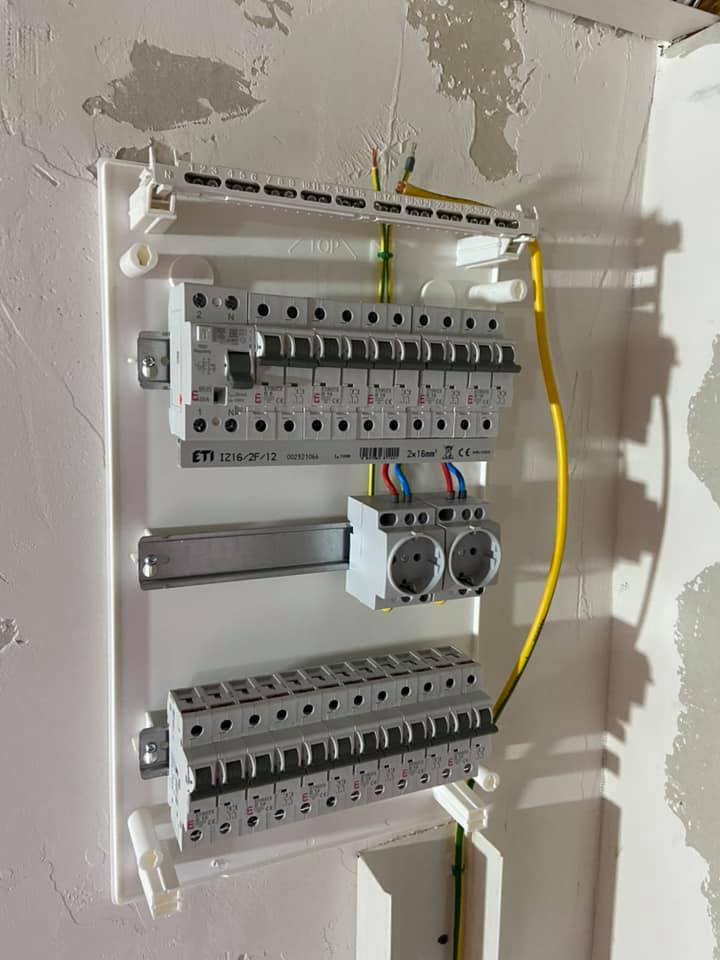 tablou echipat cu disjunctoare circuite de lumina si iluminat , curbe B.jpg