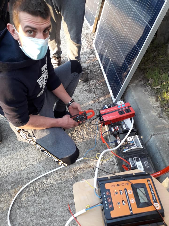 Panouri fotovoltaica masuram tensiunea.jpg