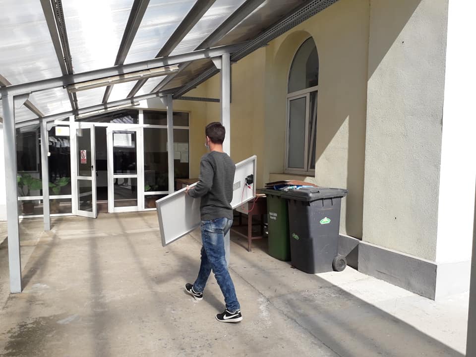 Daniel cu panoul fotovoltaic.jpg