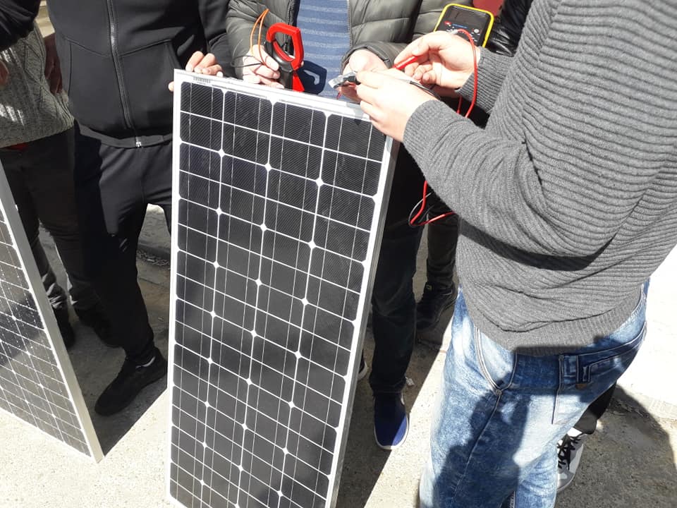 Tensiunea panoului 12 V  tensiunea in gol 21V .jpg