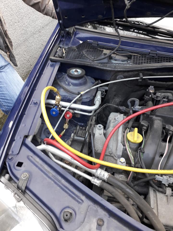 compartimentul motor cuplele montate aer conditionat auto freon R134A.jpg