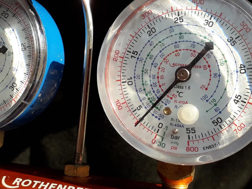 masina avea lipsa freon a trebuit sa completam.jpg