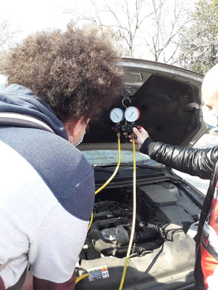 practica ac auto cu freon R134A.jpg