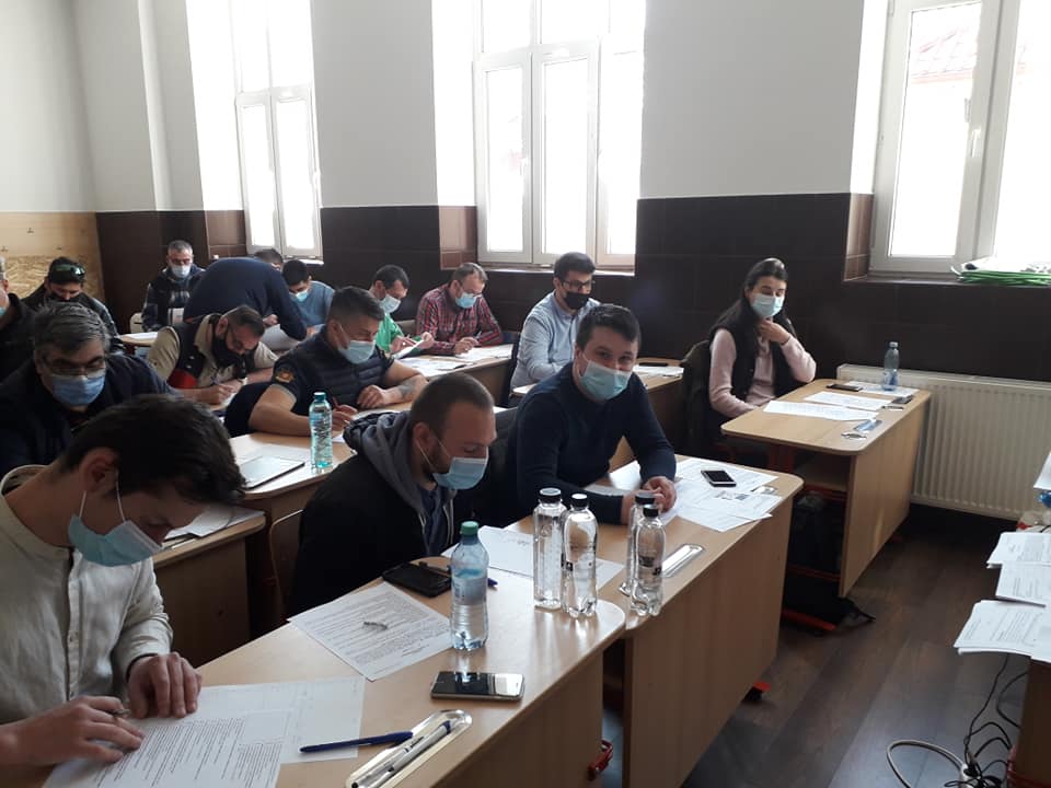 o sala plina ,noi am facut carte si in sarbatori.jpg