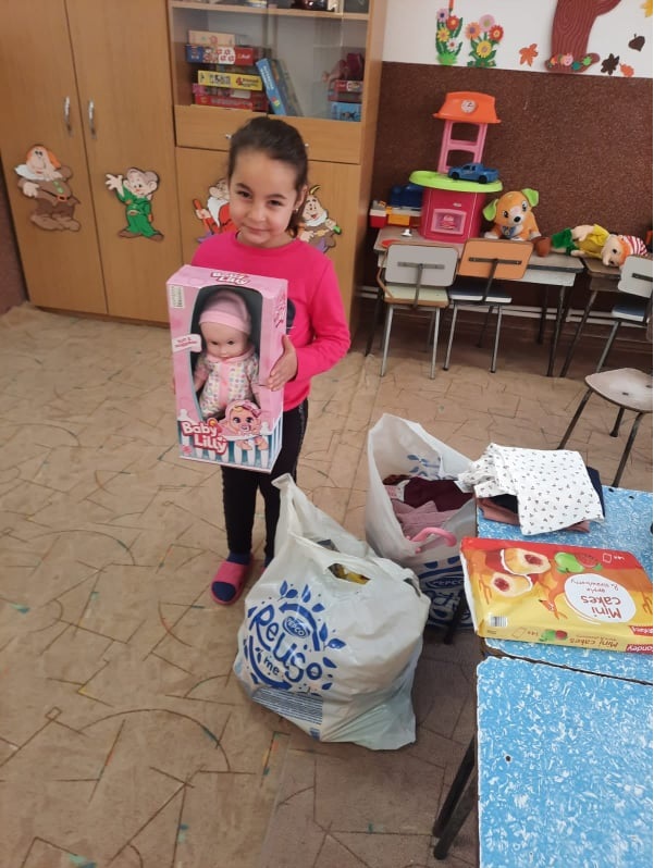 frumoasa noastra Angelica ,o fetita cuminte care are note mari.jpg