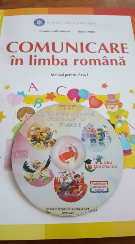 in bataie de joc cartea contine un dvd si copii nu au calculatoare.jpg