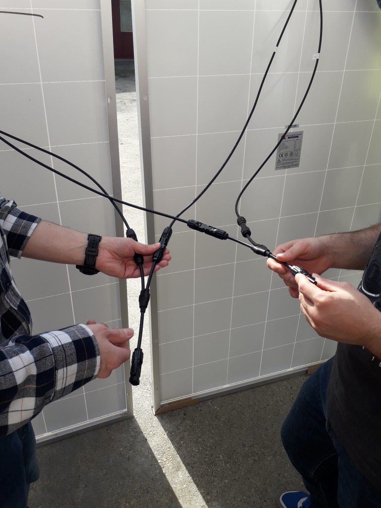 panouri legate in paralel cu conectori z MC4.jpg