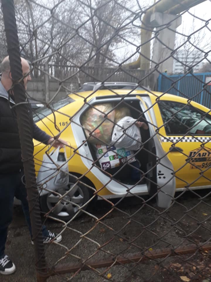 incarcam cu hainute si jucarii un Logan sa ajunga la copii nevoiasi din Bogdanesti.jpg