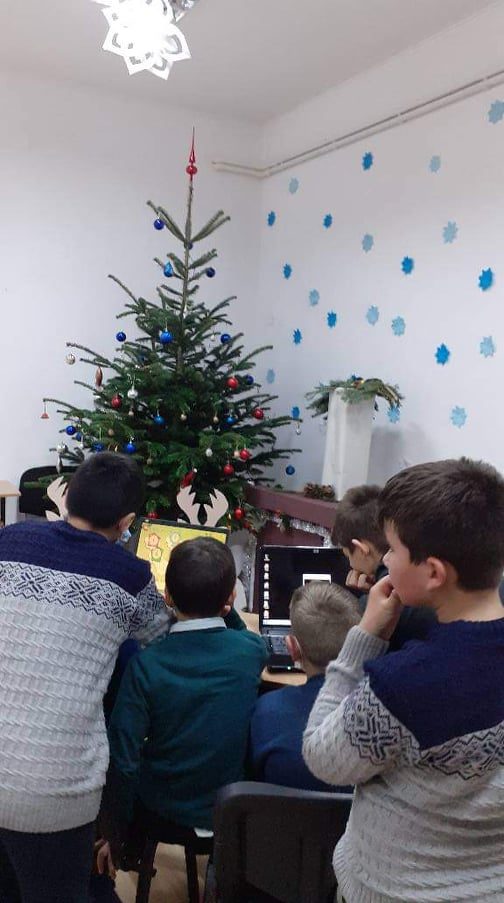 laptop 2 copii necajiti.jpg