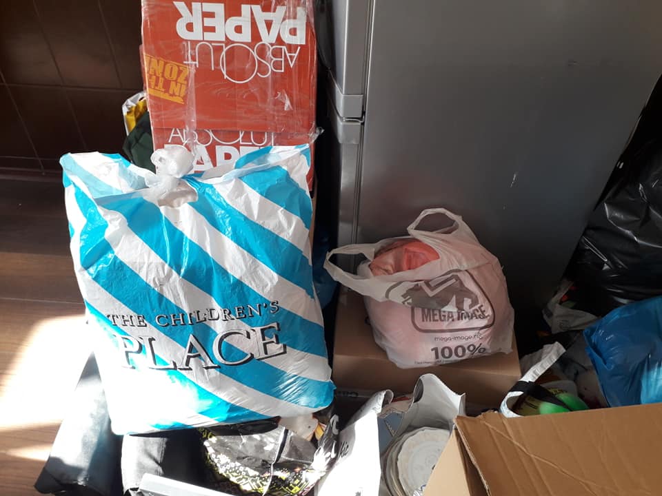 hainute si jucarii.jpg