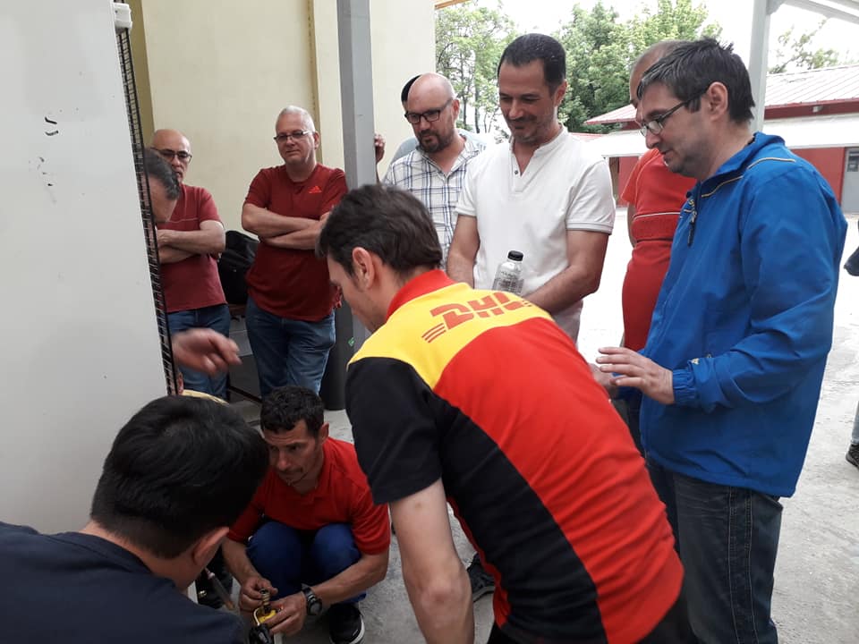 Bogdan repara primul frigider.jpg