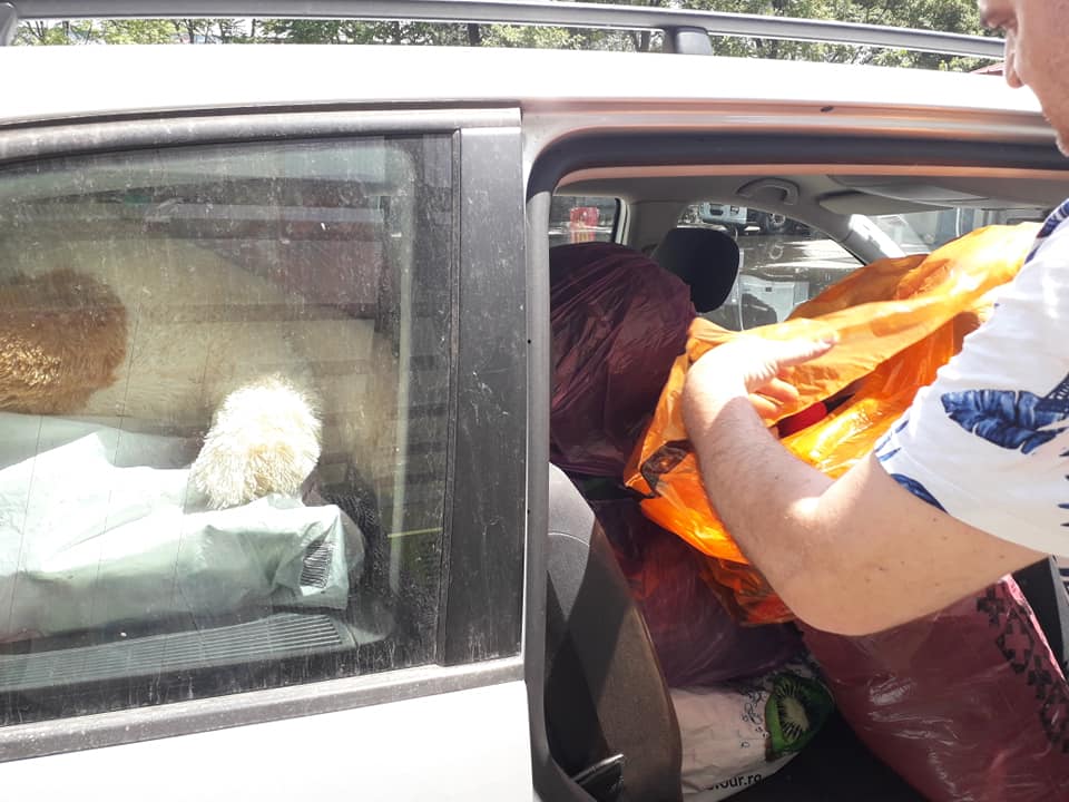 Masina plina de hainute si jucarii.jpg