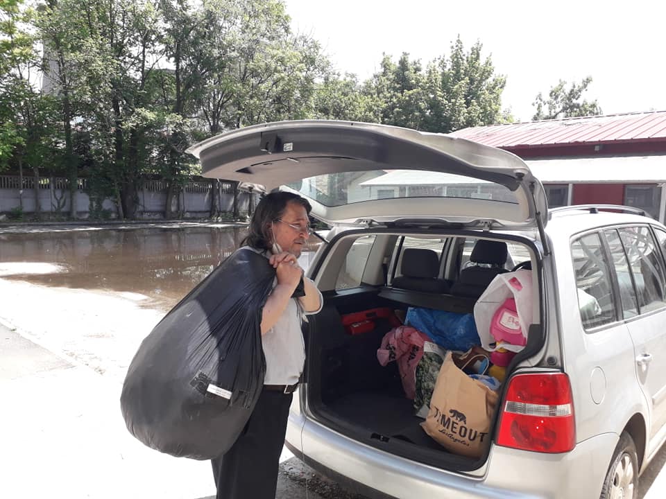 O masina incarcata de zua copilului.jpg