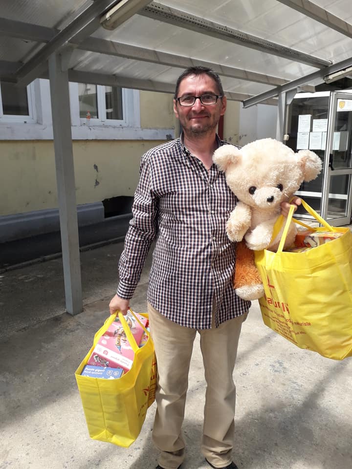 hainute si jucarii.jpg