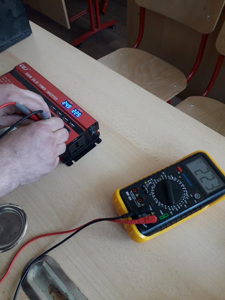 verificam cu aparatul de masura tensiunea scoasa de inverter U=227V.jpg